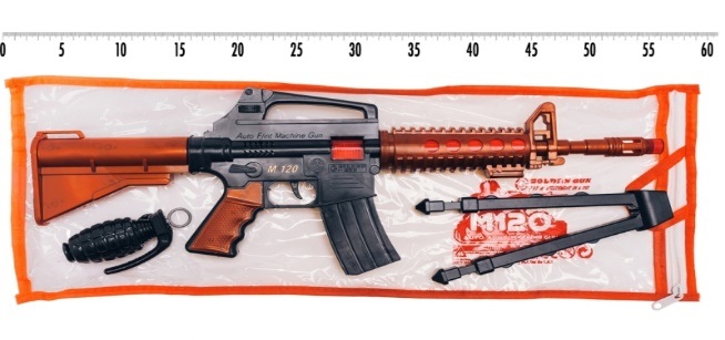 Автомат 805 (24шт)  механич. диск создает звук и искры, в комплекте: граната, ножки, р-р игрушки (КИ